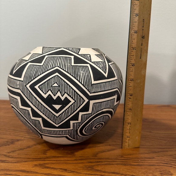 Native American Hand Painted Signed Pottery - Picture 3 of 4